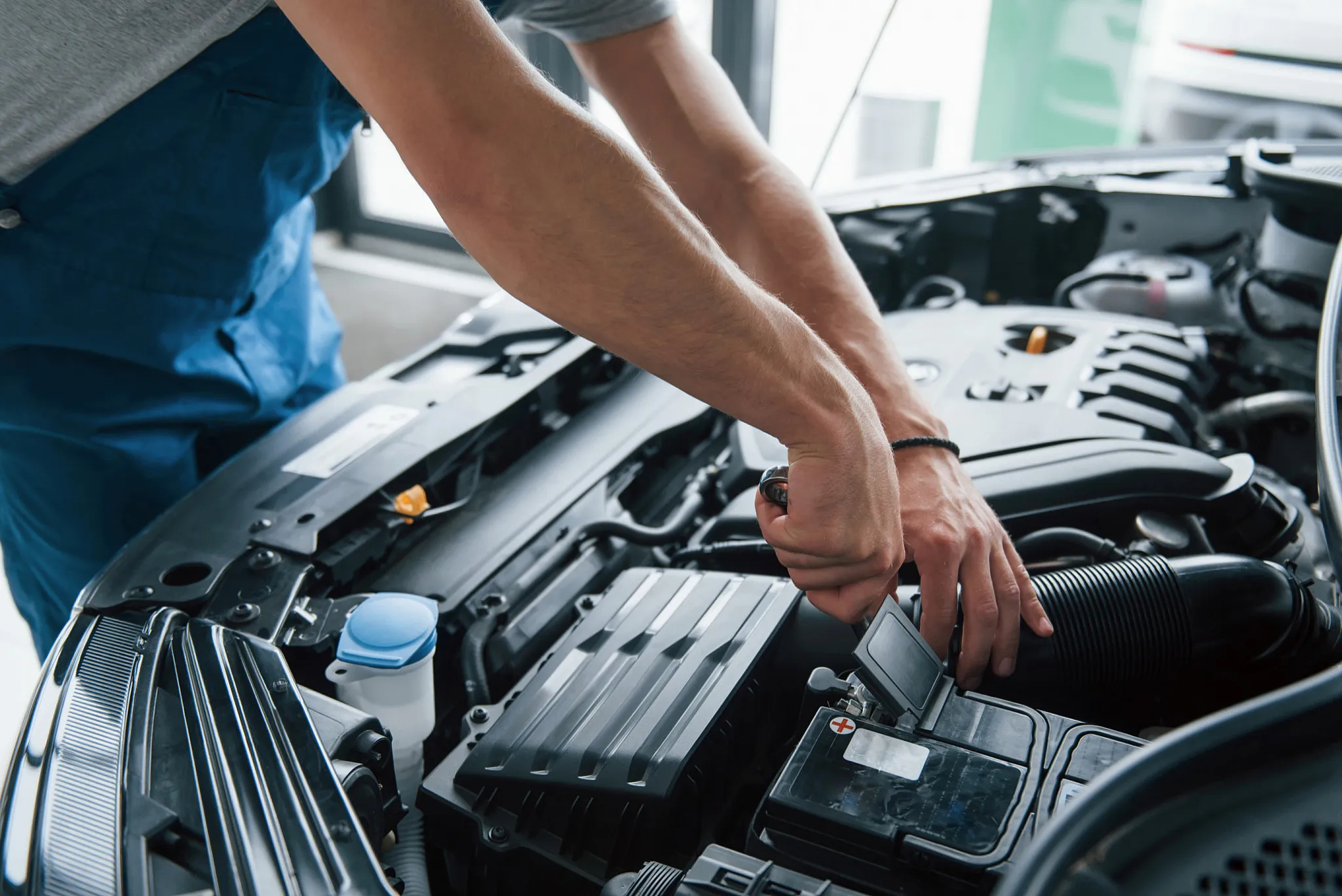 Cruscotto di un'auto con l'indicatore della batteria acceso