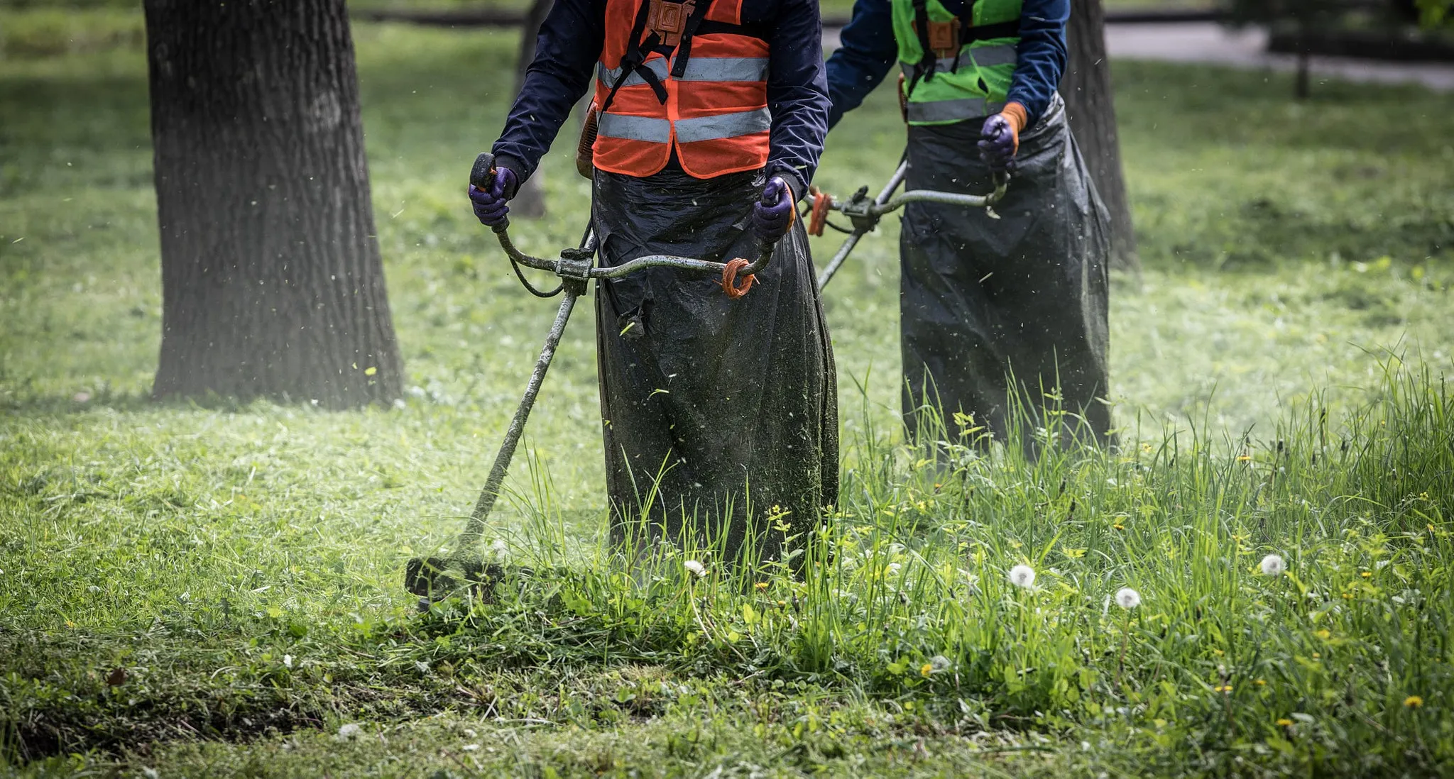 Rotolo di filo nuovo e strumenti come guanti e forbici ordinati sul tavolo di lavoro