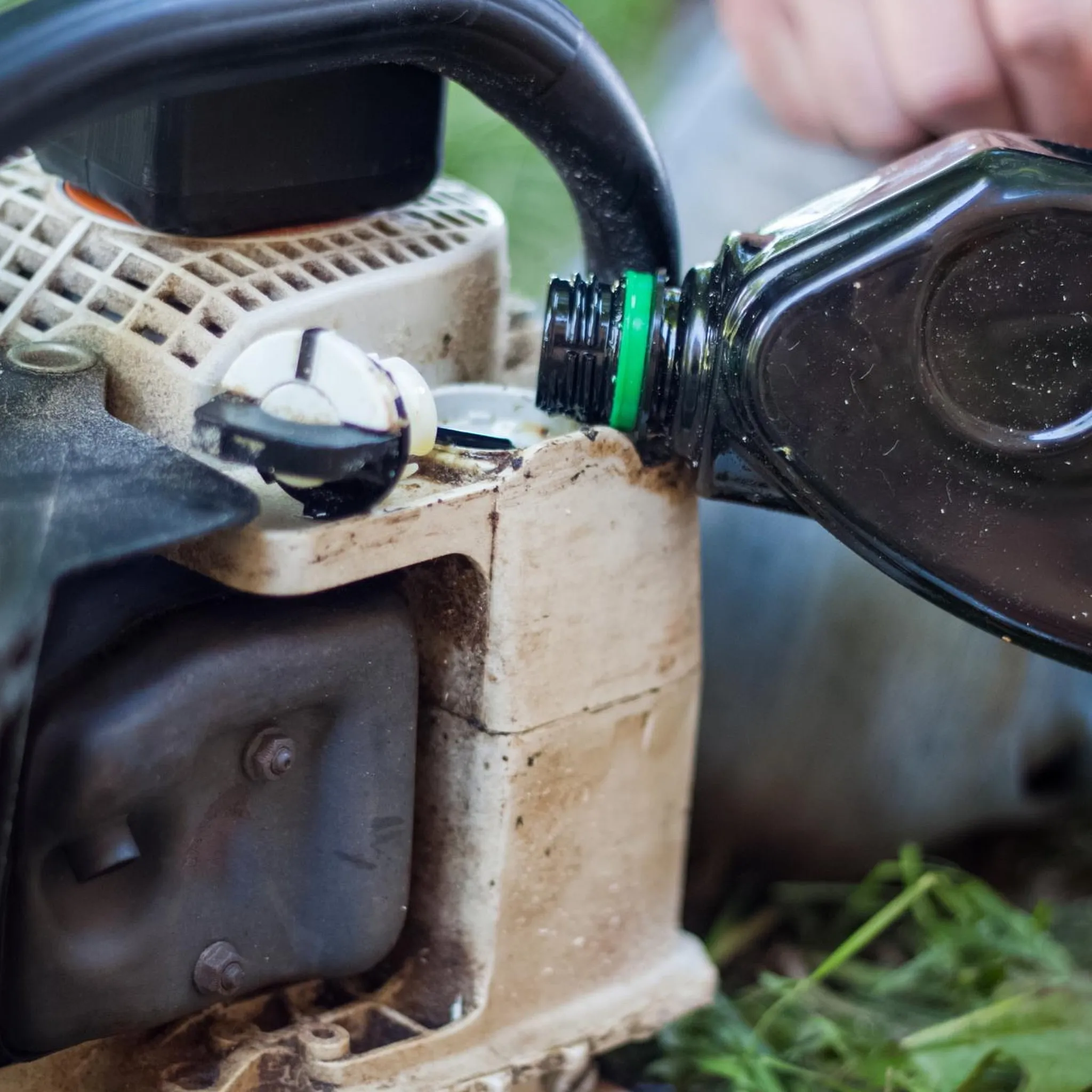 Come Cambiare l'Olio alla Motosega: Guida Pratica per Chi Vuole Fai-da-te